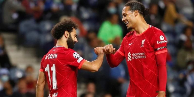 Tên các CLB chiến thắng được khắc trên cup Premier League